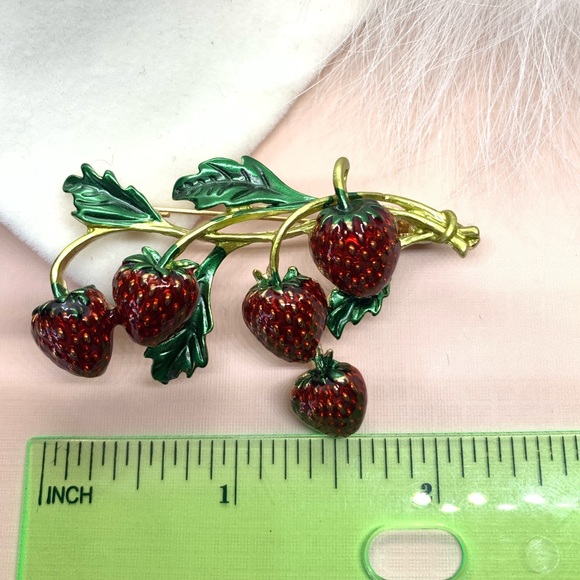 Strawberry Brooch - Picture 2 of 3